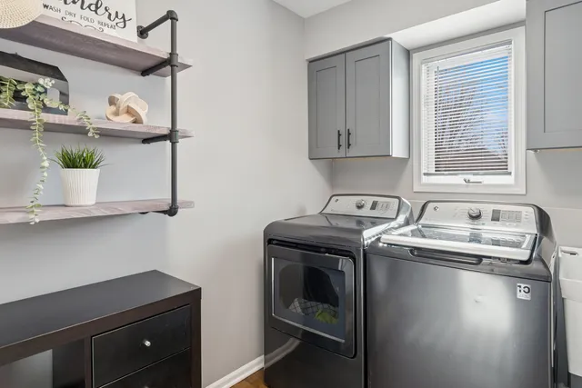 $570,000 | 717 Clarendon Lane, Aurora, IL 60504