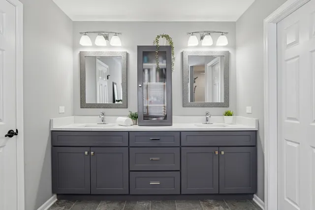 $570,000 | 717 Clarendon Lane, Aurora, IL 60504