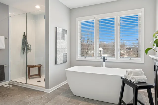 $570,000 | 717 Clarendon Lane, Aurora, IL 60504