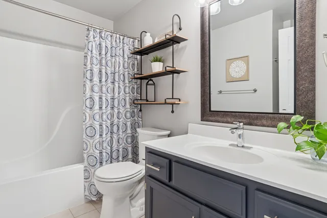 $570,000 | 717 Clarendon Lane, Aurora, IL 60504