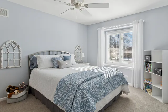 $570,000 | 717 Clarendon Lane, Aurora, IL 60504