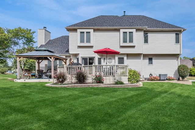 $570,000 | 717 Clarendon Lane, Aurora, IL 60504