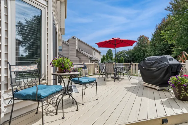 $570,000 | 717 Clarendon Lane, Aurora, IL 60504