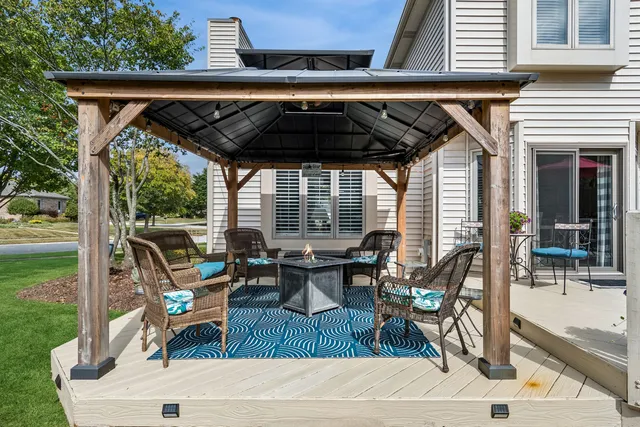 $570,000 | 717 Clarendon Lane, Aurora, IL 60504