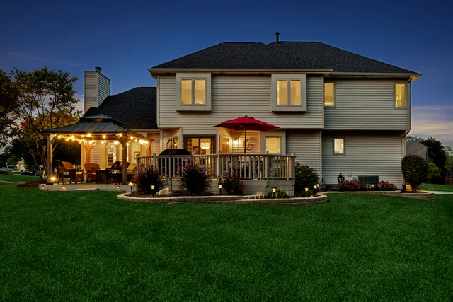 $570,000 | 717 Clarendon Lane, Aurora, IL 60504