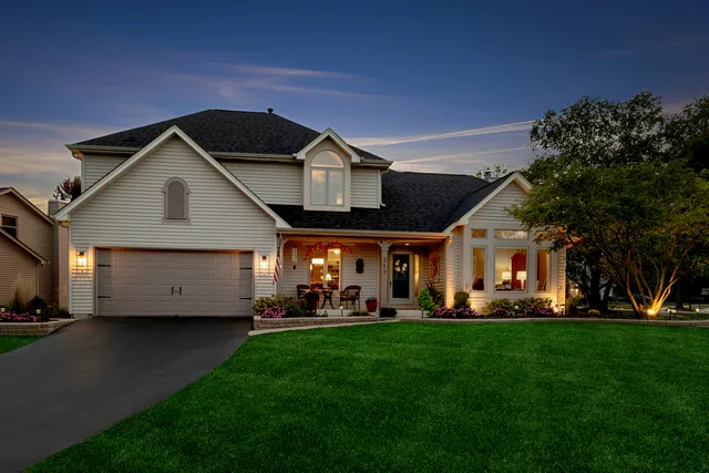 $570,000 | 717 Clarendon Lane, Aurora, IL 60504