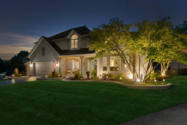 $570,000 | 717 Clarendon Lane, Aurora, IL 60504