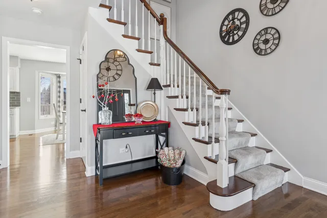 $570,000 | 717 Clarendon Lane, Aurora, IL 60504