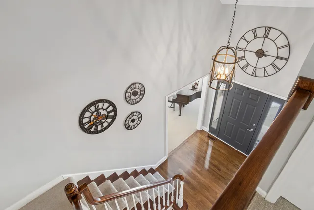 $570,000 | 717 Clarendon Lane, Aurora, IL 60504