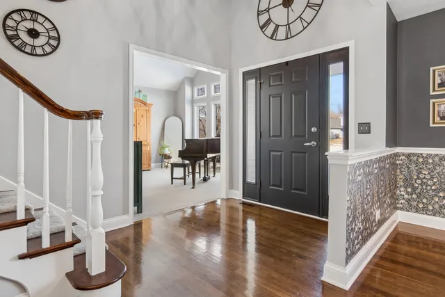 $570,000 | 717 Clarendon Lane, Aurora, IL 60504