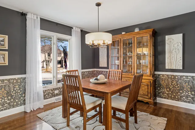 $570,000 | 717 Clarendon Lane, Aurora, IL 60504