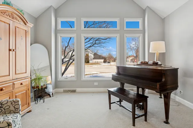 $570,000 | 717 Clarendon Lane, Aurora, IL 60504