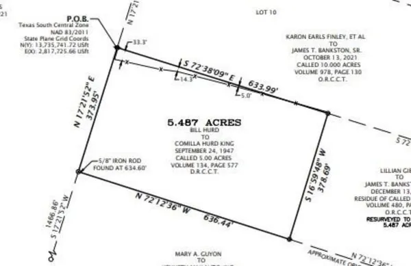 a picture of a book shelf