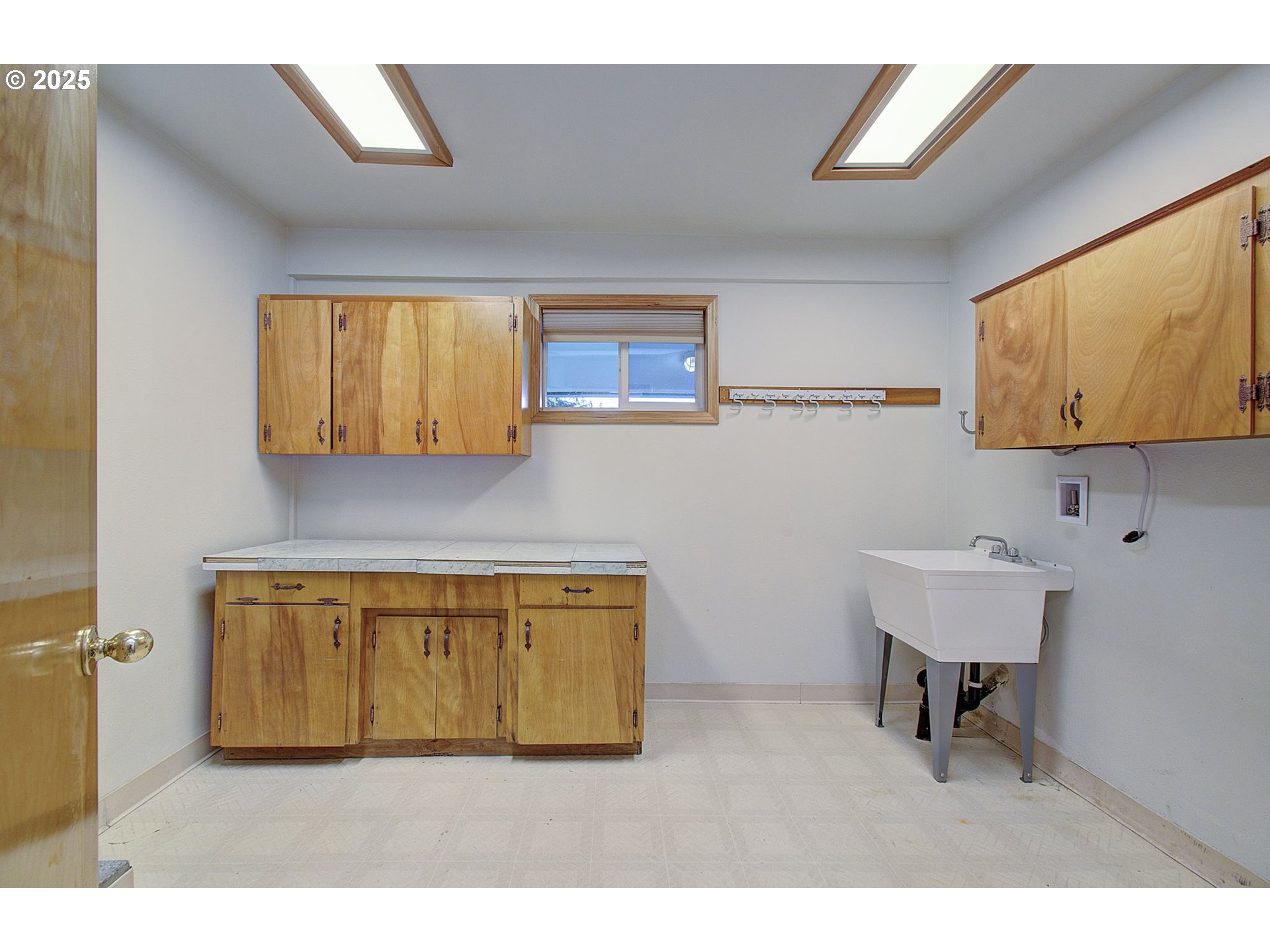 5911 Alki Road Vancouver, WA 98663 - Photo 21 of 29 a living room with a couch and a table