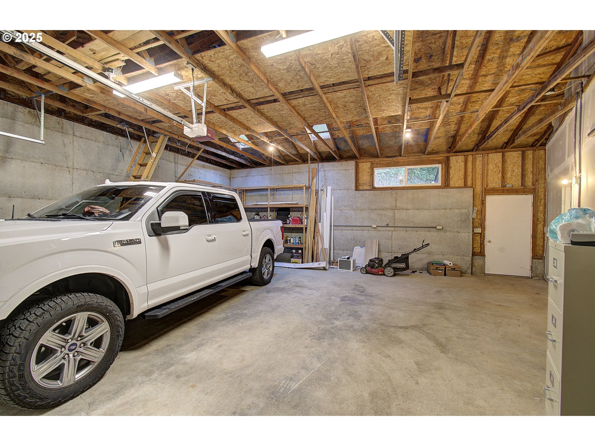 5911 Alki Road Vancouver, WA 98663 - Photo 29 of 29 a view of a car garage