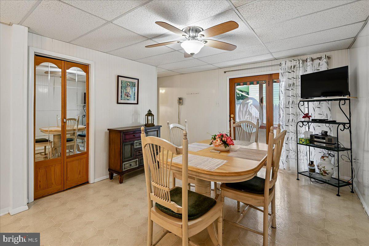 1731 Tacoma Road Edgewater, MD 21037 - Photo 21 of 59 Bright and inviting dining space.