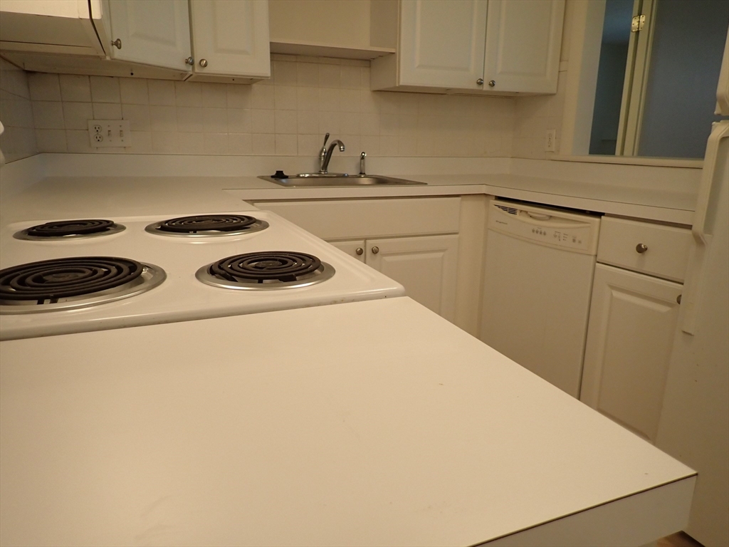 51 Jacqueline Road, Unit 3 Waltham, MA 02452 - Photo 5 of 17