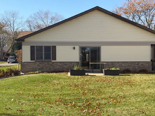 $159,900 | 807 Village, Unit A, Sterling, IL 61081