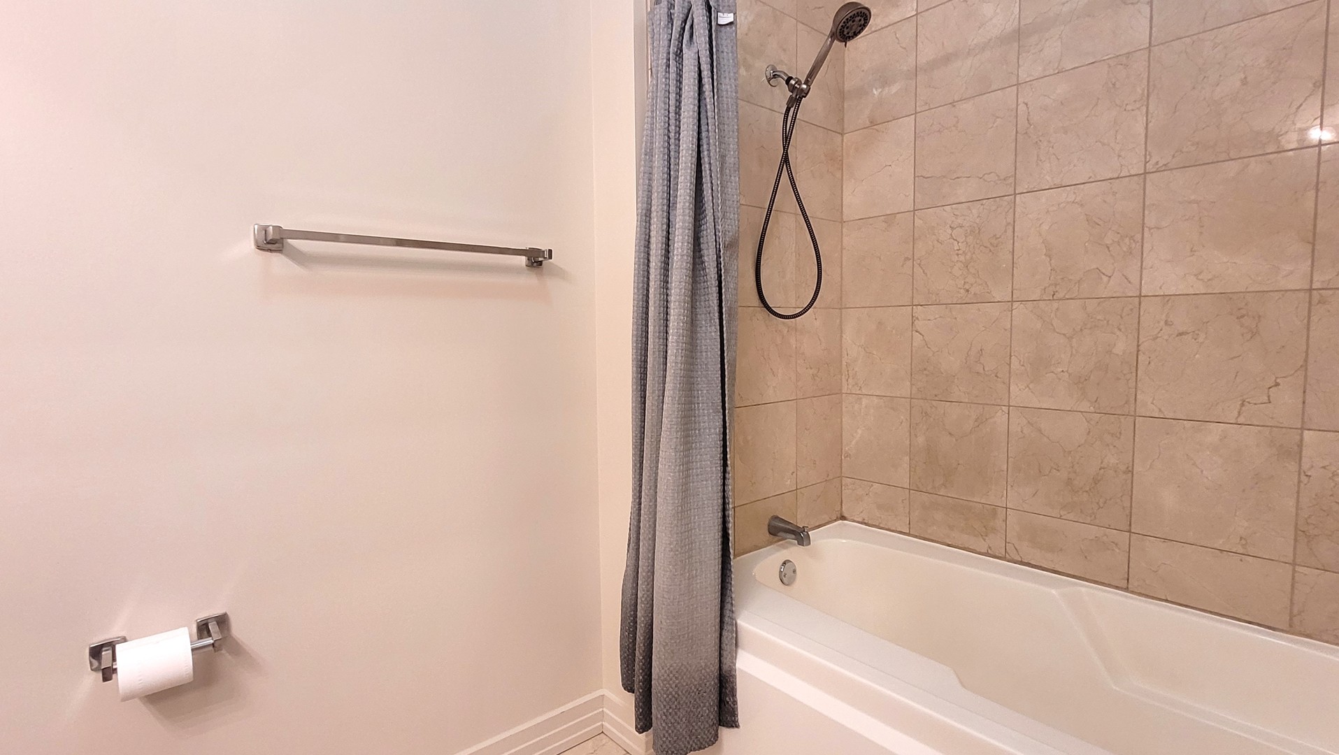 170 West Polk Street, Unit 1003 Chicago, IL 60605 - Photo 18 of 27 a bathroom with a bathtub