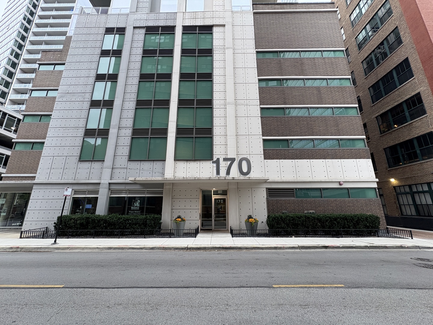 170 West Polk Street, Unit 1003 Chicago, IL 60605 - Photo 2 of 27 a view of a building in the street