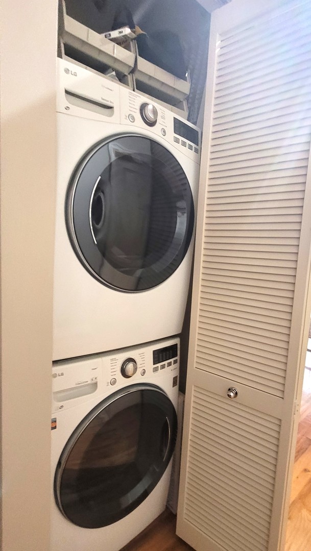 170 West Polk Street, Unit 1003 Chicago, IL 60605 - Photo 21 of 27 a utility room with dryer and washer