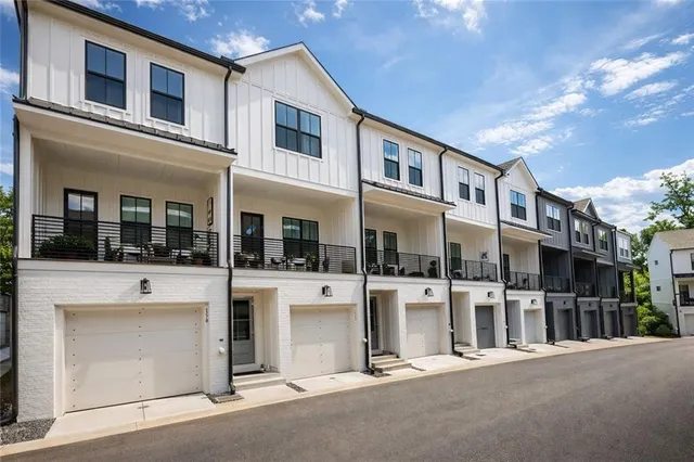 $3,695 | 154 Chestnut Circle, Unit 80, Atlanta, GA 30342
