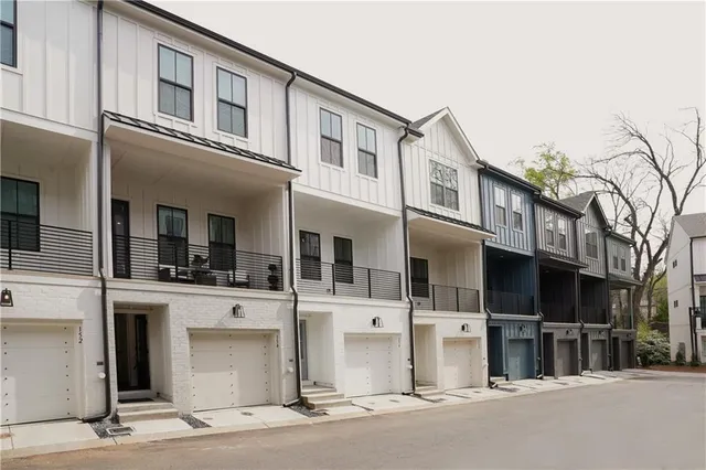 $3,695 | 154 Chestnut Circle, Unit 80, Atlanta, GA 30342