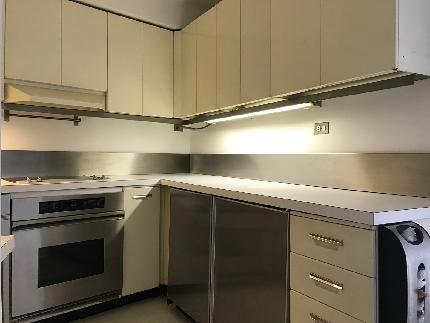 300 North State Street, Unit 4728 Chicago, IL 60654 - Photo 5 of 12 a stove top oven sitting inside of a kitchen