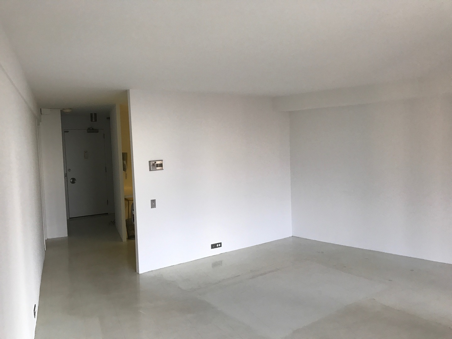 300 North State Street, Unit 4728 Chicago, IL 60654 - Photo 9 of 12 a view of an empty room