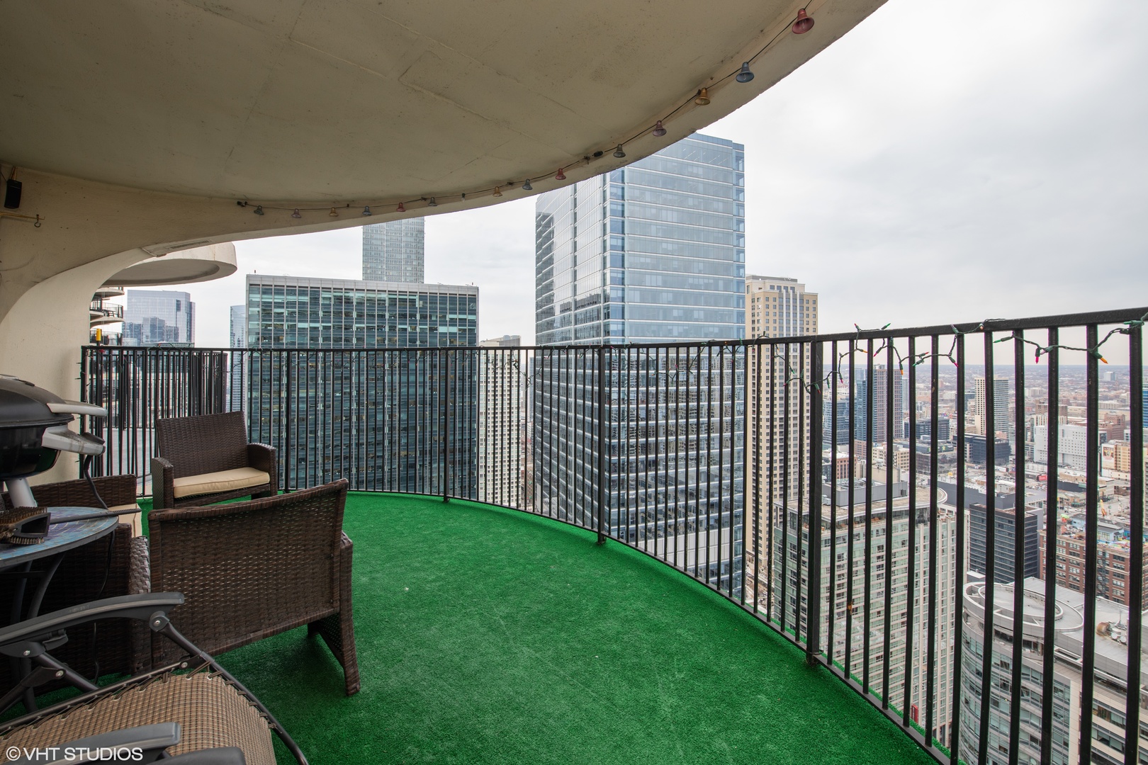 300 North State Street, Unit 4728 Chicago, IL 60654 - Photo 10 of 12 a view of outdoor space with garden