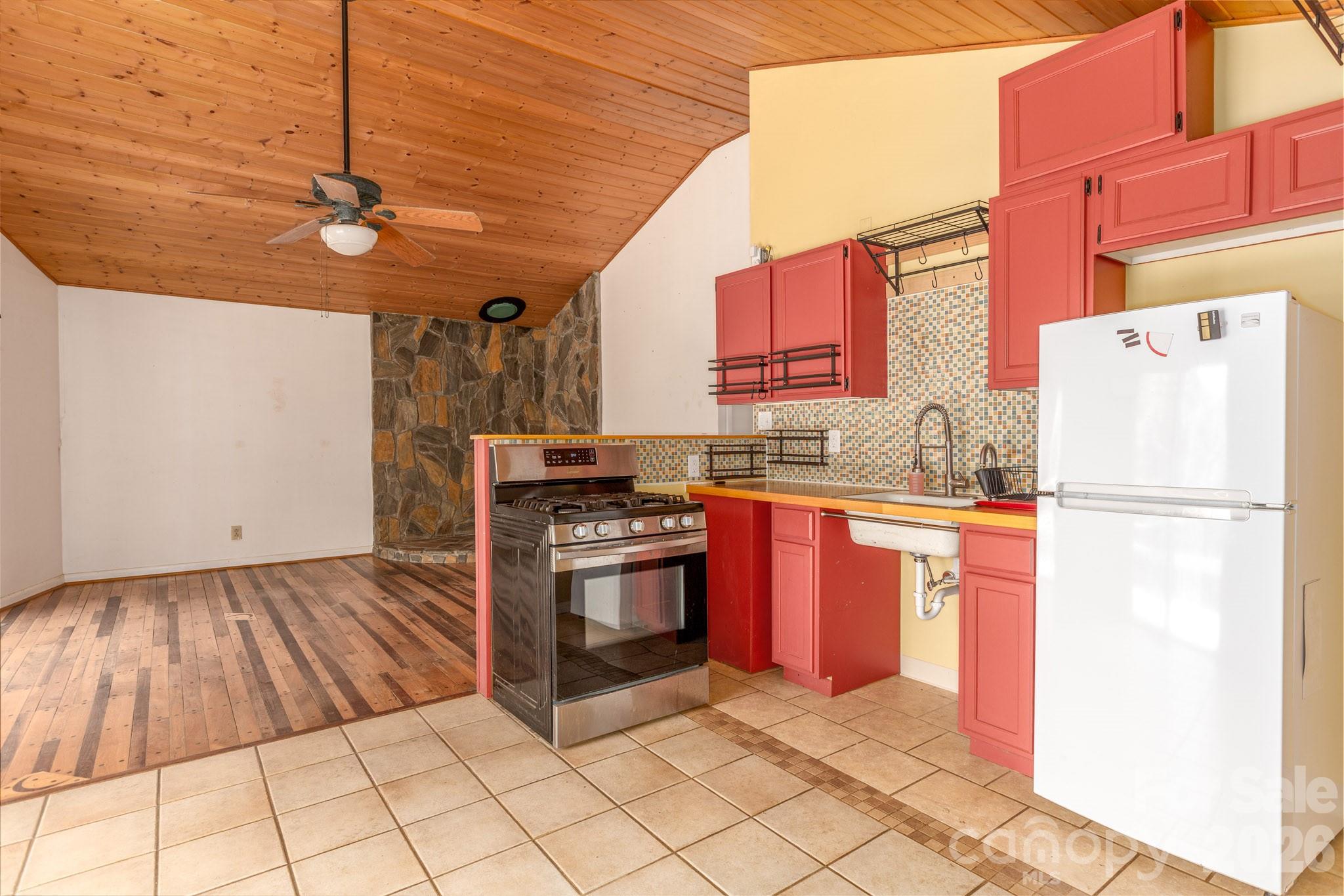 295 Richmond Road Bakersville, NC 28705 - Photo 4 of 33