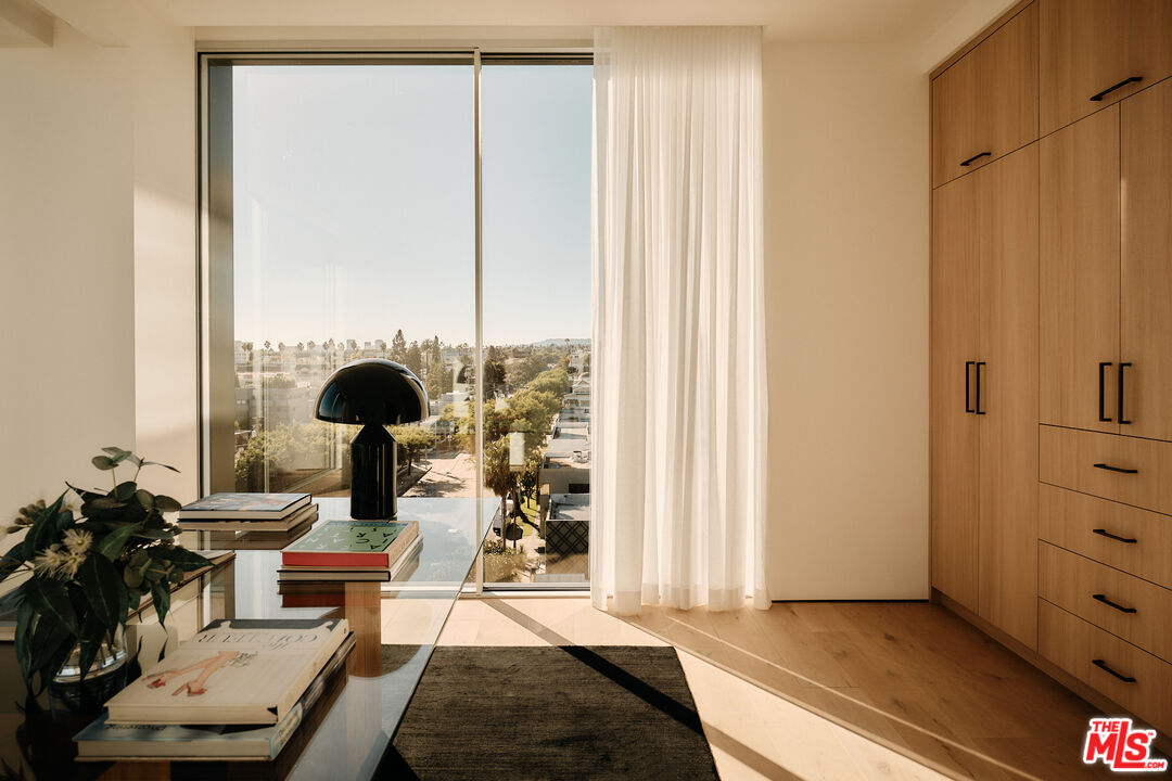 8899 Beverly Boulevard, Unit 8C Los Angeles, CA 90048 - Photo 13 of 33 a living room with furniture and a window