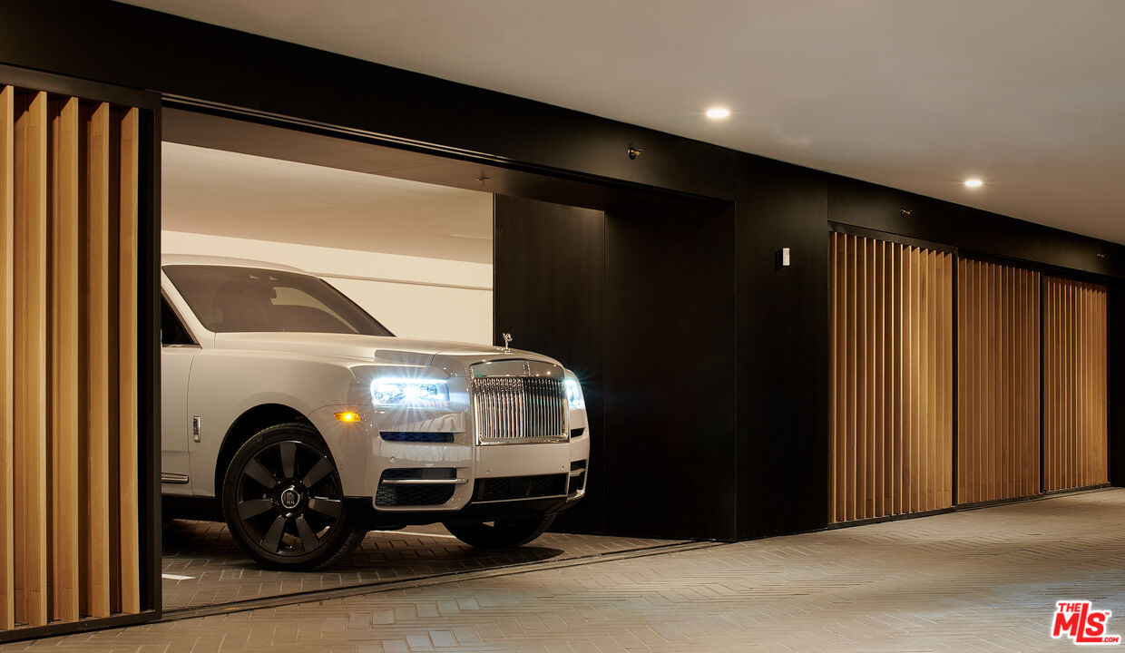 8899 Beverly Boulevard, Unit 8C Los Angeles, CA 90048 - Photo 31 of 33 a view of car garage