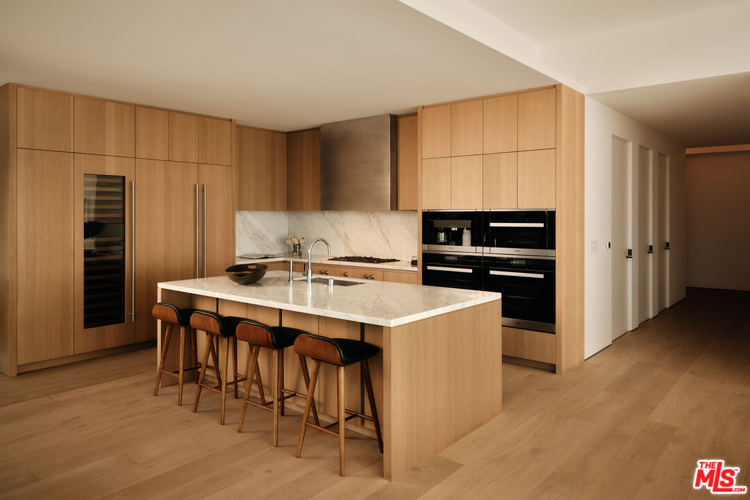 8899 Beverly Boulevard, Unit 8C Los Angeles, CA 90048 - Photo 5 of 33 a kitchen that has a table and chairs in it