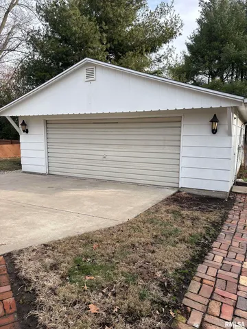 $129,900 | 1610 South East Street, Jacksonville, IL 62650