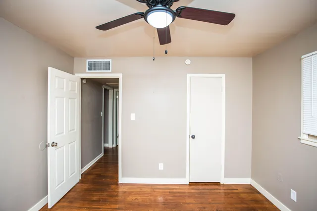 a view of a back yard