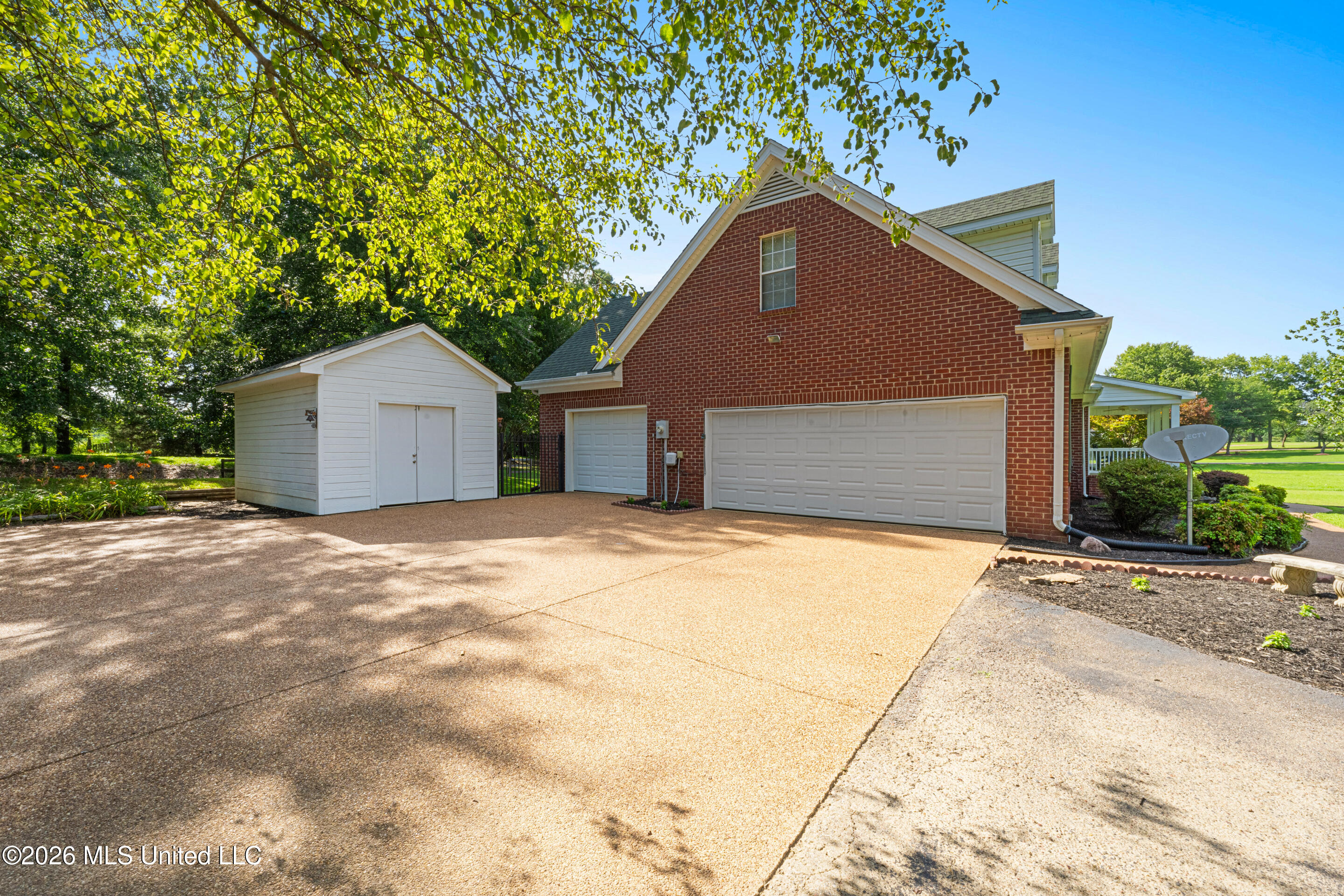 127 West Sweetwater Road Byhalia, MS 38611 - Photo 24 of 25 3 car garage with storage