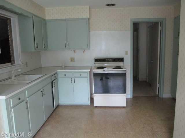 1411 Forrest Street High Point, NC 27262 - Photo 5 of 10 Interior Space/Layout.