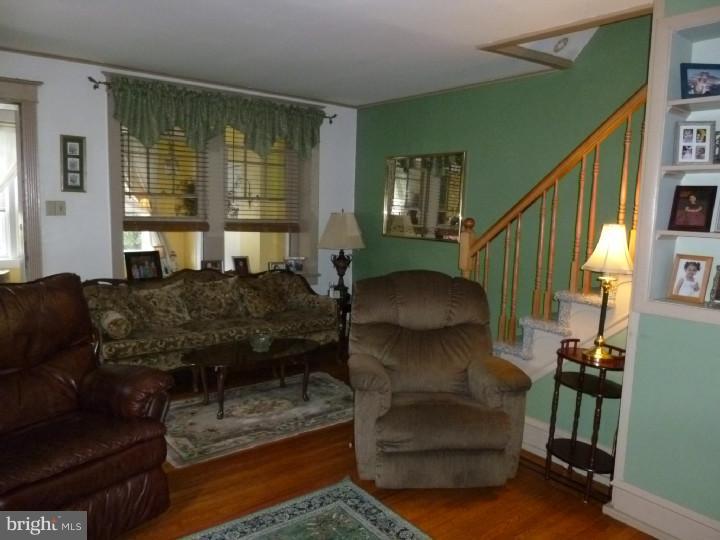 1 Oakley Road Upper Darby, PA 19082 - Photo 5 of 20 Living Room