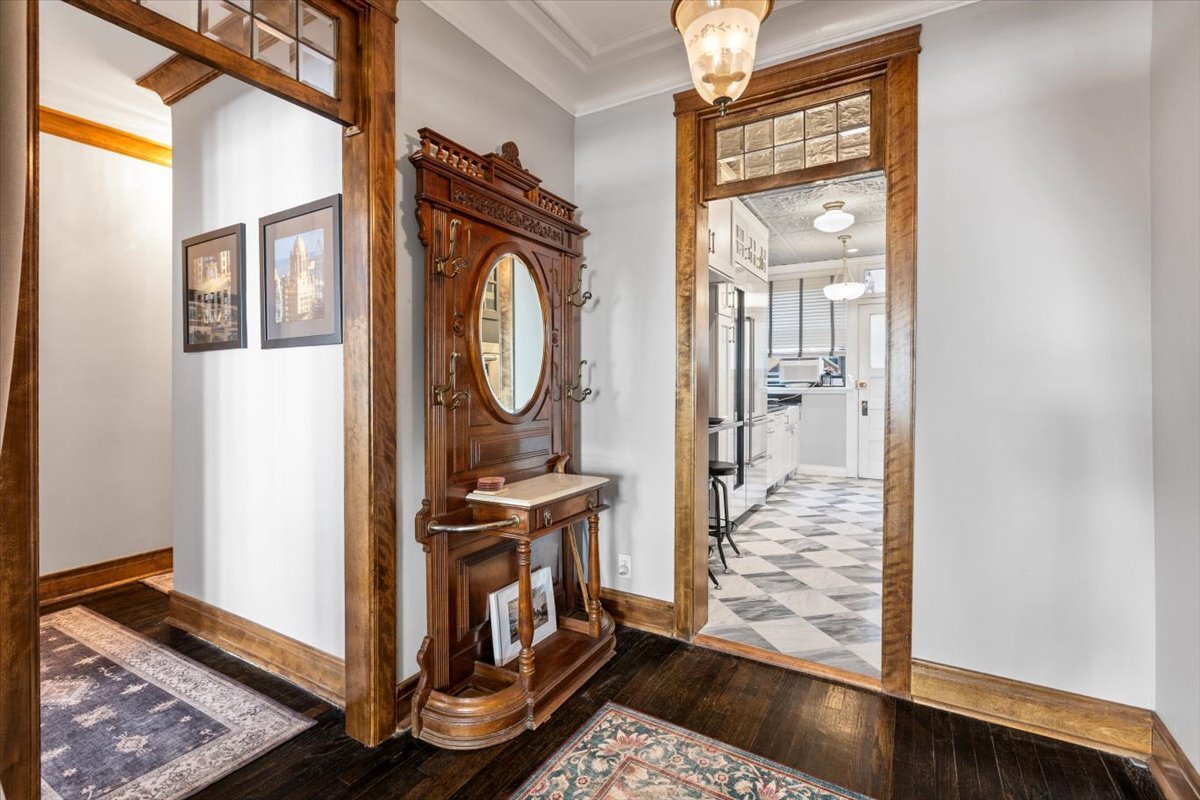 609 West Addison Street, Unit 2 Chicago, IL 60657 - Photo 2 of 30 Gallery Image 2