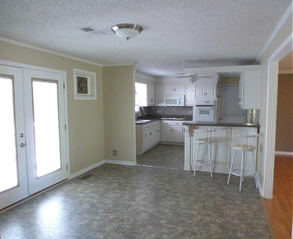 965 Gratton Road Clarksville, TN 37043 - Photo 9 of 21 View of Eat in Kitchen with Bar area