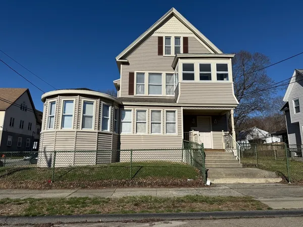 $2,100 | 132 Coburn Avenue, Unit 1, Worcester, MA 01604