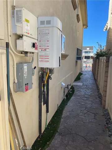 a view of entryway and kitchen