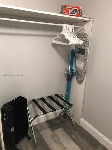 a view of entryway with fan