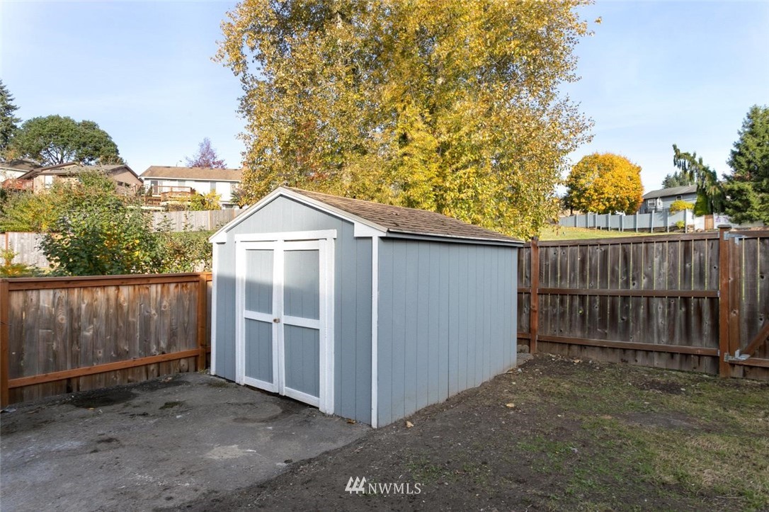 456 Edmonds Court Northeast Renton, WA 98056 - Photo 22 of 25 a view of a wooden fence and a fence