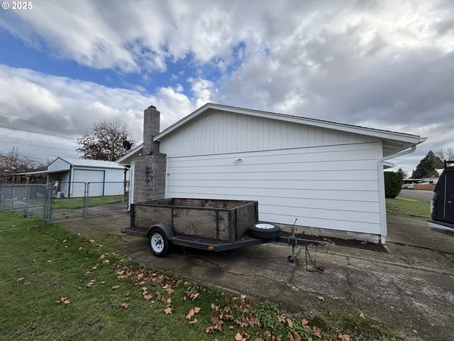 a view of a car in front of house