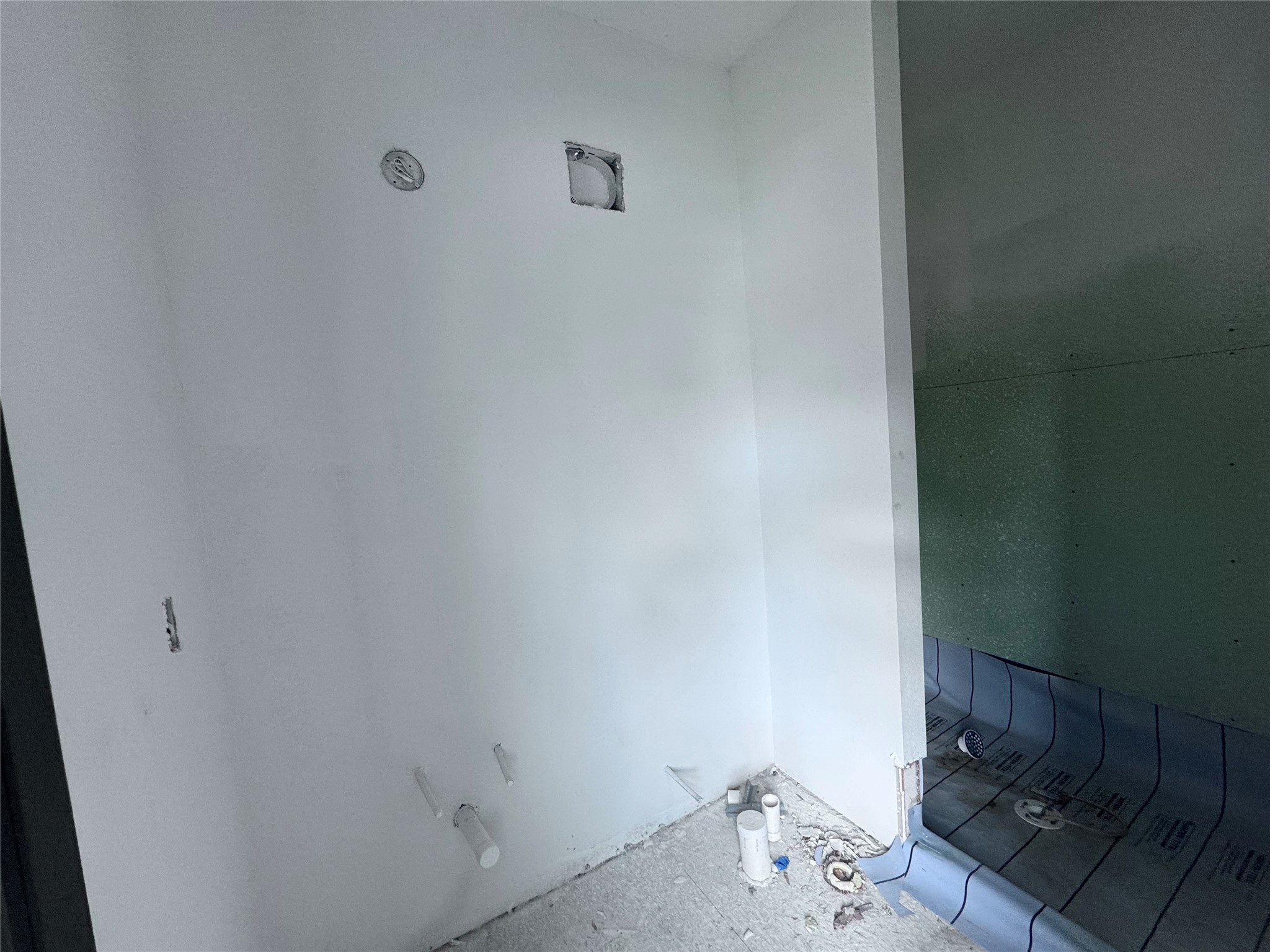 232 East 38th Street Houston, TX 77018 - Photo 7 of 8 a bathroom with a sink and a toilet