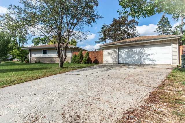 $399,900 | 1043 Elmwood Lane, Elk Grove Village, IL 60007