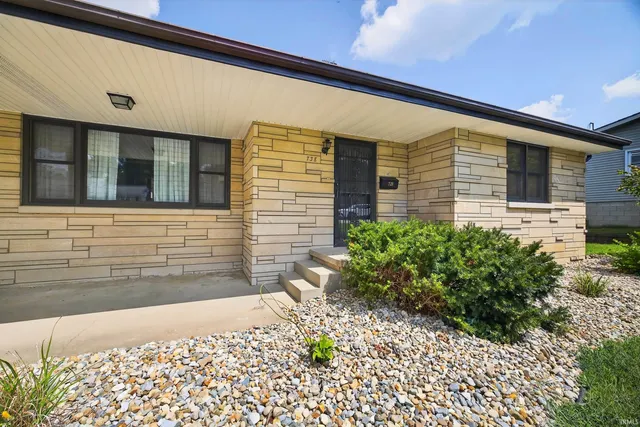 $209,000 | 738 Sunset Drive, Bloomfield, IN 47424