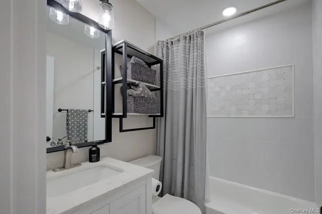 $1,799,995 | 2 Spring Hollow Road, Centerport, NY 11721